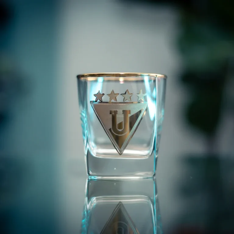 Vaso para whisky de L.D.U. con apliques de oro